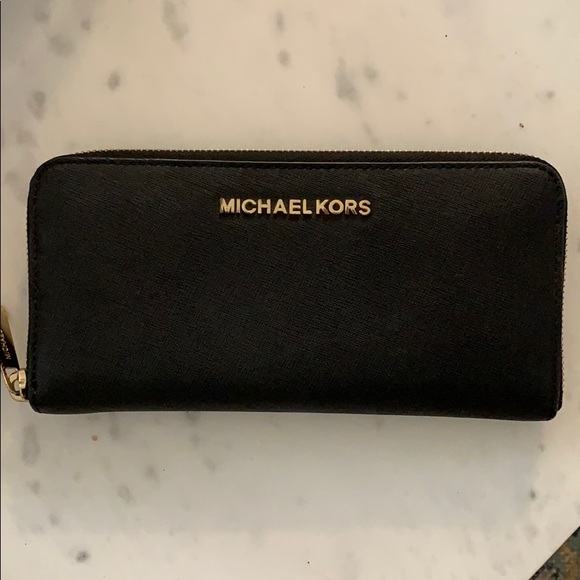 Michael Kors Zip Around Black Wallet - Picture 2 of 6